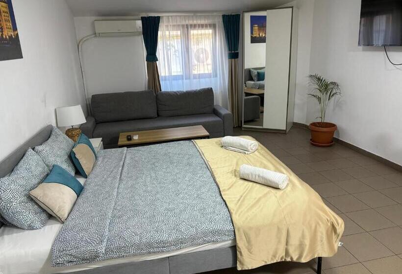 سوییت لوکس, Piata Uniri Cozy Inn
