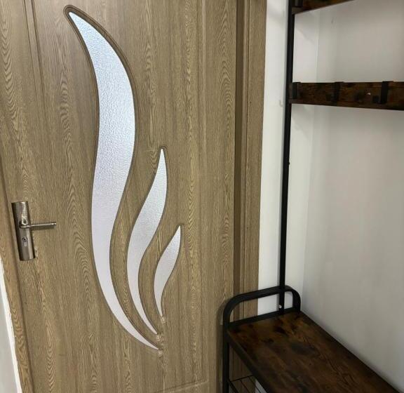 سوییت لوکس, Piata Uniri Cozy Inn