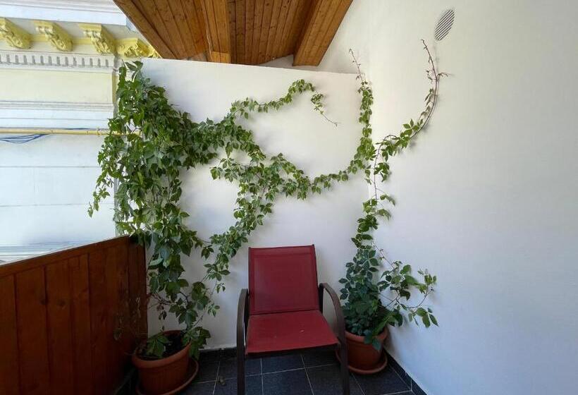 سوییت لوکس, Piata Uniri Cozy Inn