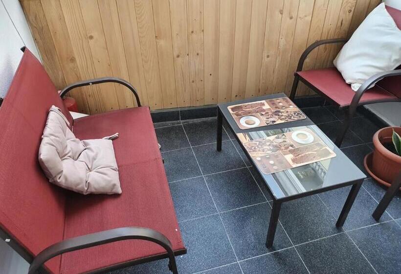 سوییت لوکس, Piata Uniri Cozy Inn