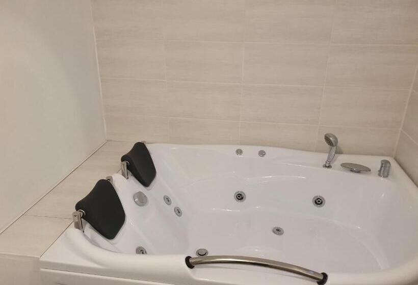 سوییت لوکس, Piata Uniri Cozy Inn