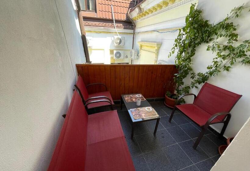 سوییت لوکس, Piata Uniri Cozy Inn