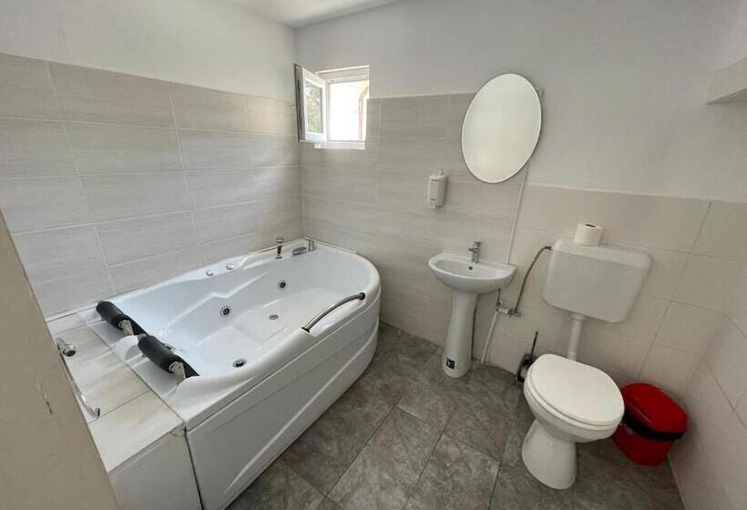 سوییت لوکس, Piata Uniri Cozy Inn