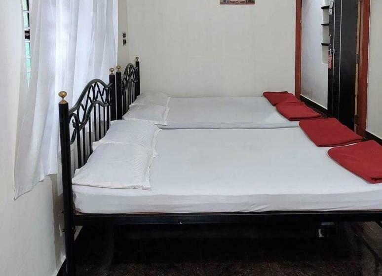 اتاق خانوادگی, Trishula Guest House