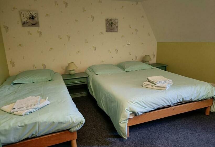 Номер Стандарт Трехместный, Hostellerie Du Chateau Bellenaves