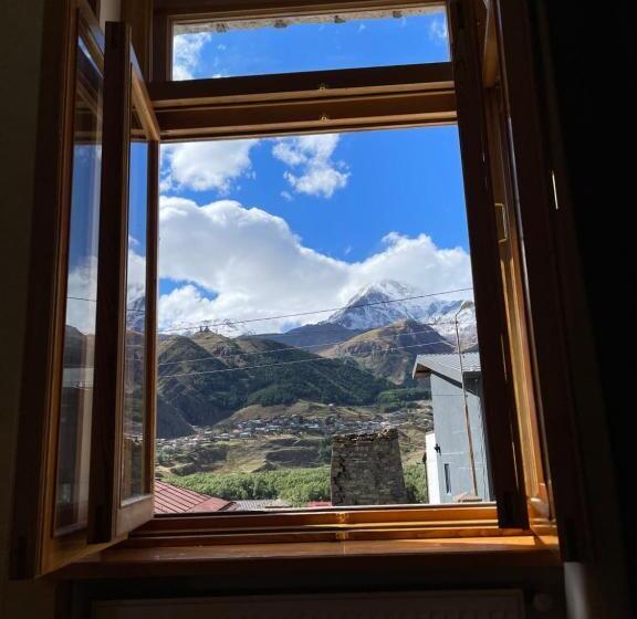 اتاق استاندارد با چشم‌انداز کوهستان, Graf Kazbegi