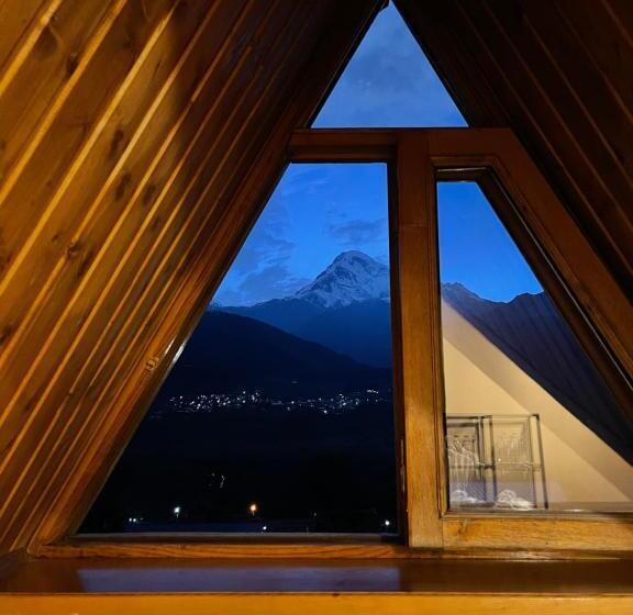 اتاق استاندارد سه نفره, Graf Kazbegi