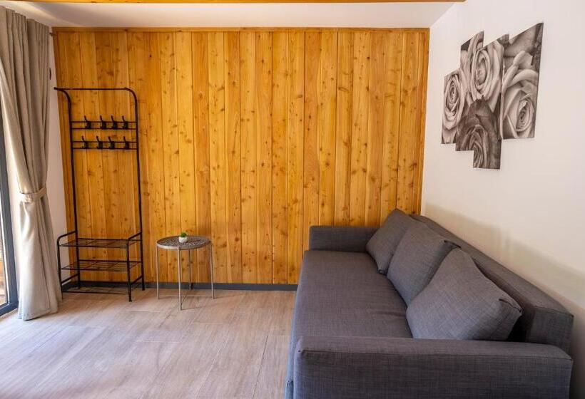 Студия Стандарт, Casa Izvorul Negru Moisei