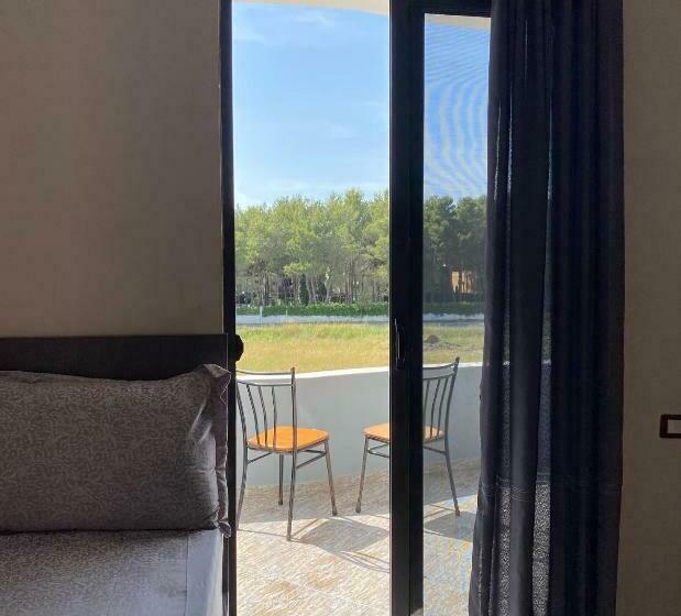 Quarto Triplo Estandar com Sacada, Grey Villa