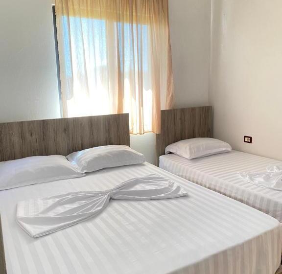 Quarto Triplo Estandar com Sacada, Grey Villa
