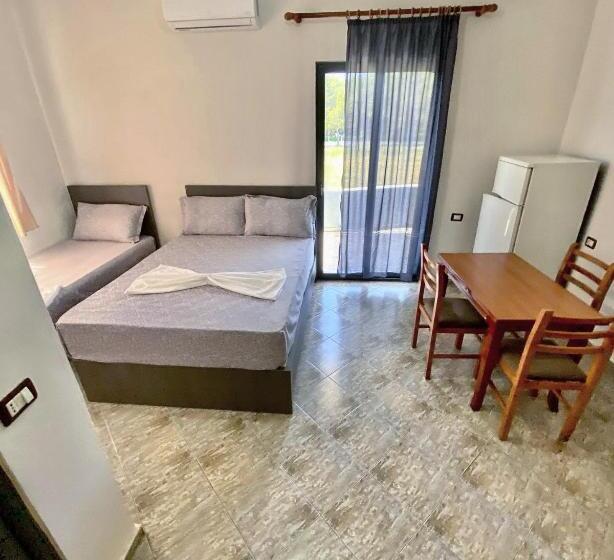 Quarto Triplo Estandar com Sacada, Grey Villa