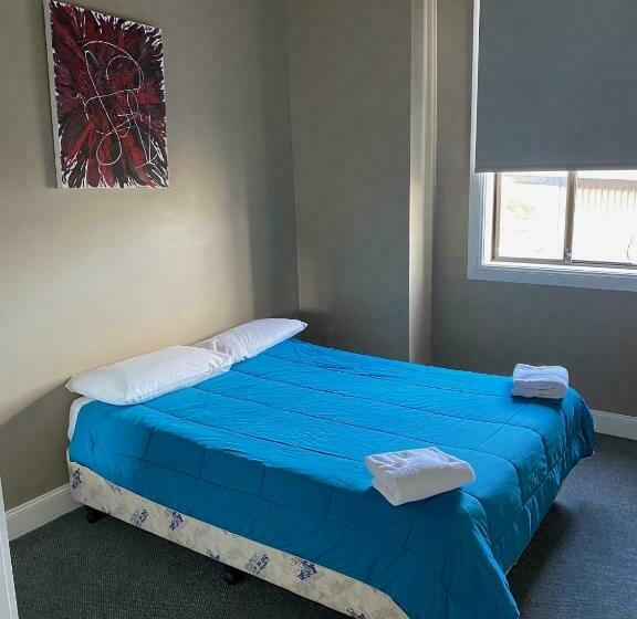 이코노미 룸, Australian Hotel Young