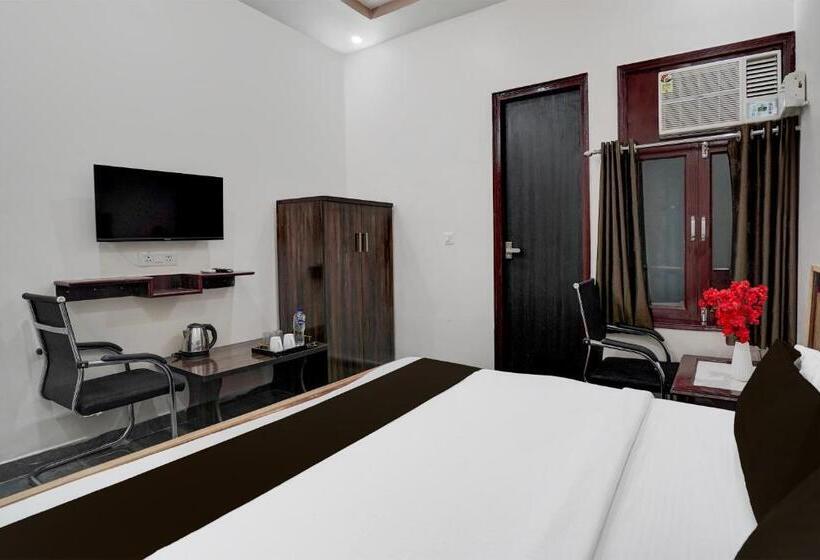 Трехместный Номер Классика, Super Hotel O Govind Nagar Near Krishan Janm Bhoomi Formerly Nidhivan Dham