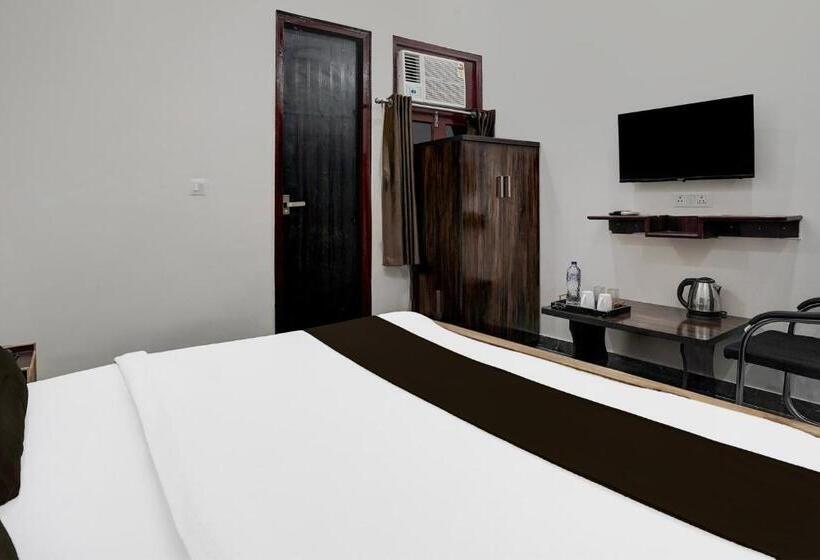 Трехместный Номер Классика, Super Hotel O Govind Nagar Near Krishan Janm Bhoomi Formerly Nidhivan Dham