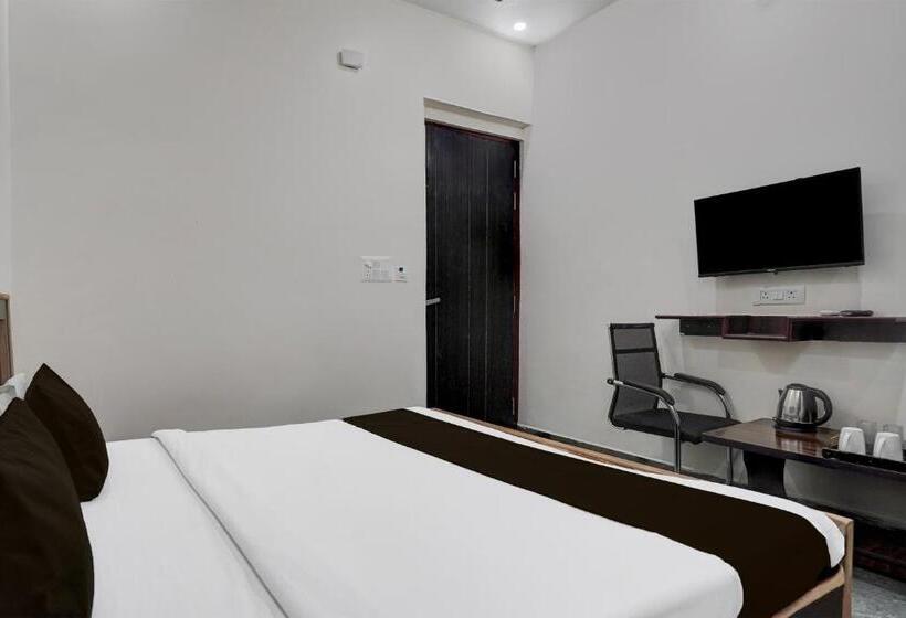 Трехместный Номер Классика, Super Hotel O Govind Nagar Near Krishan Janm Bhoomi Formerly Nidhivan Dham