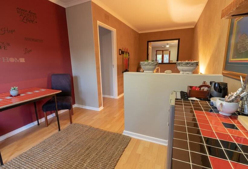 Номер Deluxe, Earthbound Guest House