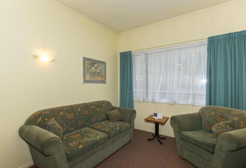 Апартаменты 3 Спальни, Fernhill Motor Lodge