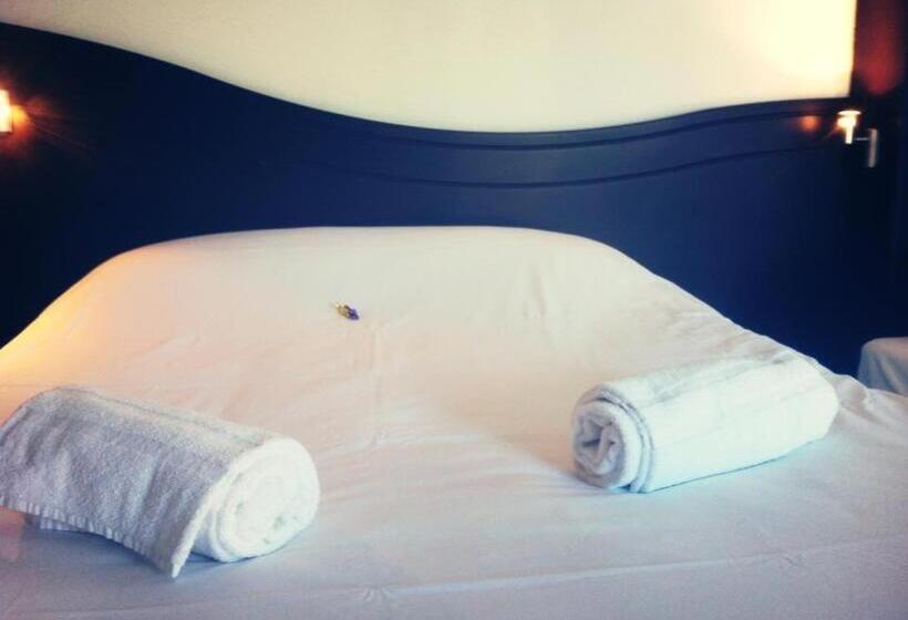 Семейный Номер, Couett  Hotel Rumilly