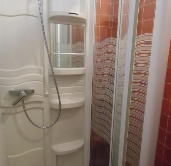 Четырехместный номер эконом класса с общей ванной комнатой, Hôtel De La Providence