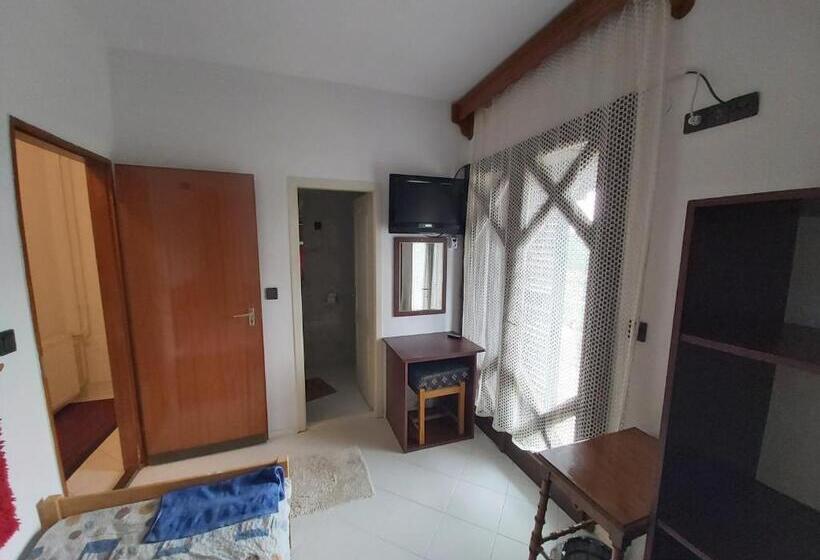 Quarto Estandar Individual com Sacada, Valcsics Villa Panzió