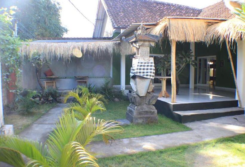 Кровать в Общей Комнате, Black Sand Hostel Amed