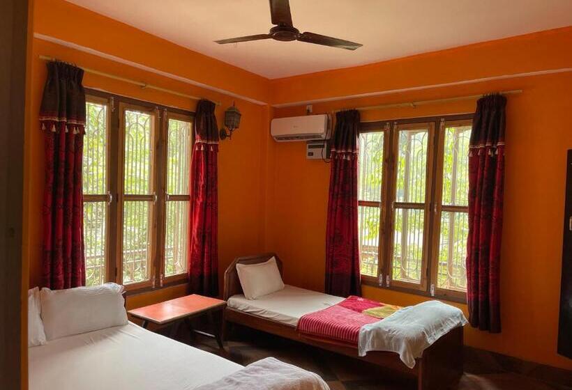 اتاق لوکس سه تخته, Tara Guesthouse   Sauraha,chitwan