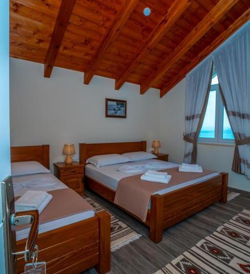 اتاق استاندارد سه نفره, Xhuli Guesthouse