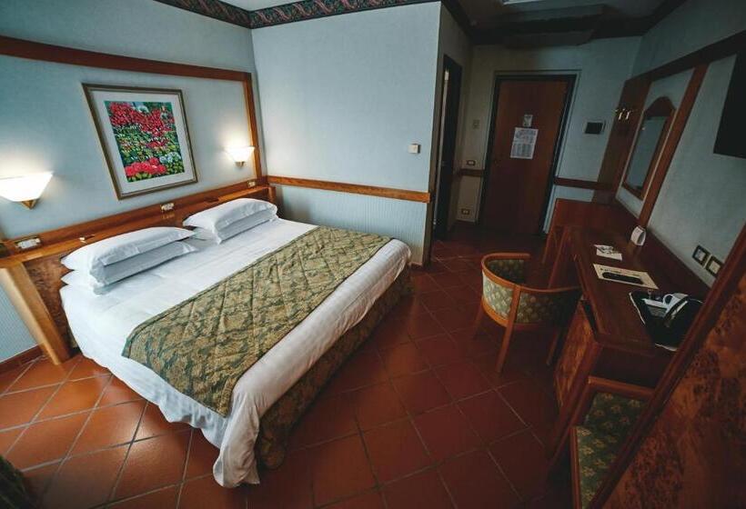 Habitación Estándar, Serino