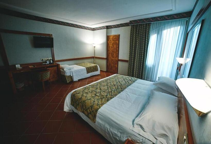 Habitación Triple Estándar, Serino