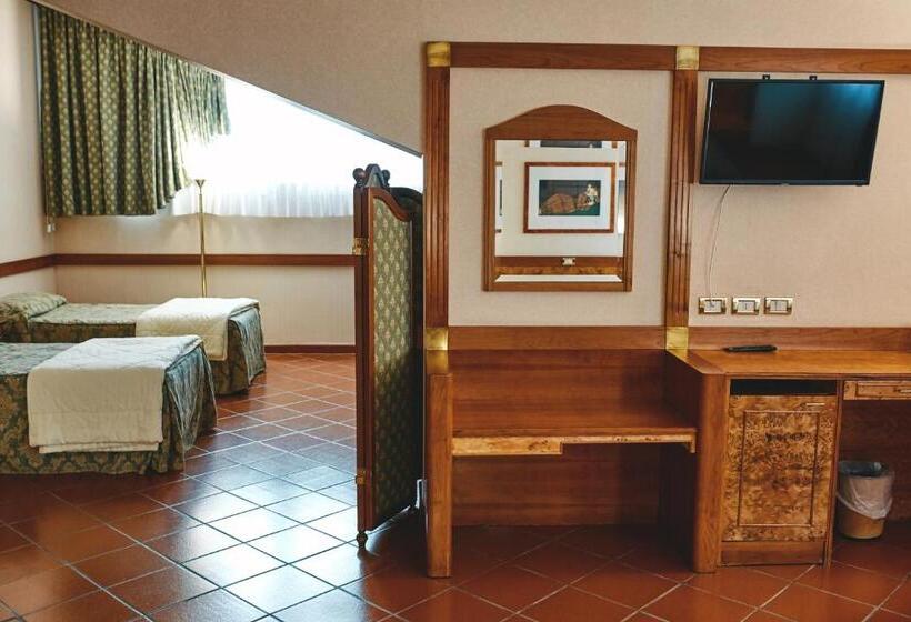 Habitación Triple Estándar, Serino