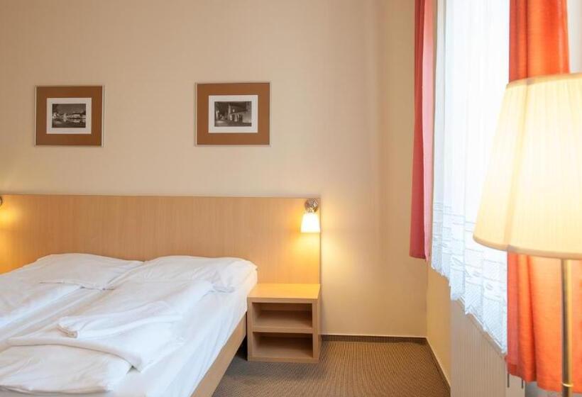 Quarto Triplo Estandar, V Centru