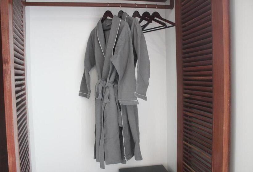 豪华三人间, Darling Pub Hostel