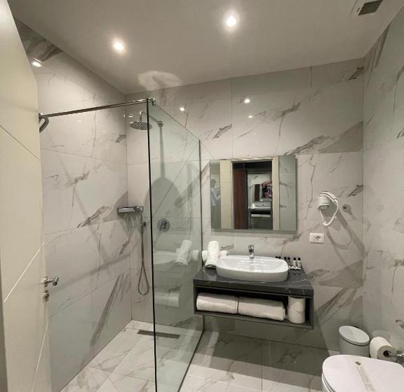 اتاق استاندارد چهار تخته با چشم‌انداز دریا, Amr Hotel Durres