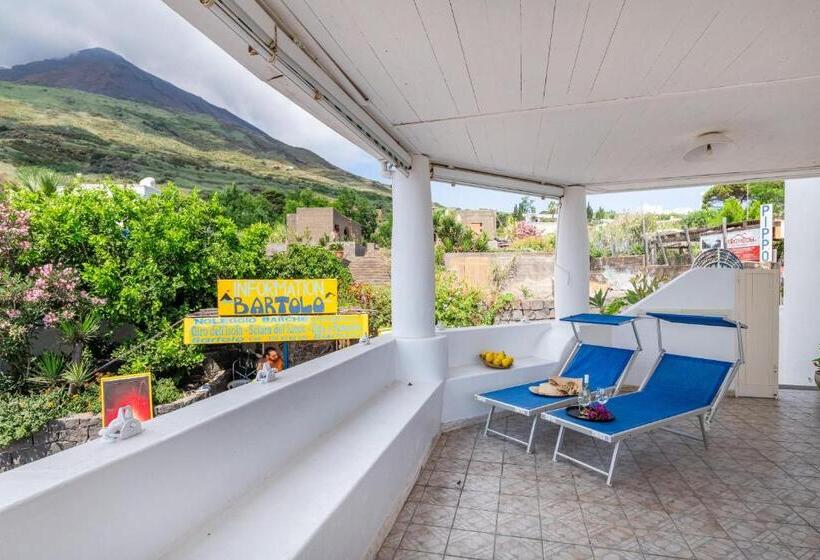 Люкс Deluxe Вид на Море, Stromboli Suite Apartment With Terrace Volcano & Sea View