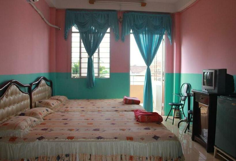 اتاق استاندارد چهارنفره با بالکن, Huỳnh Hương Guesthouse