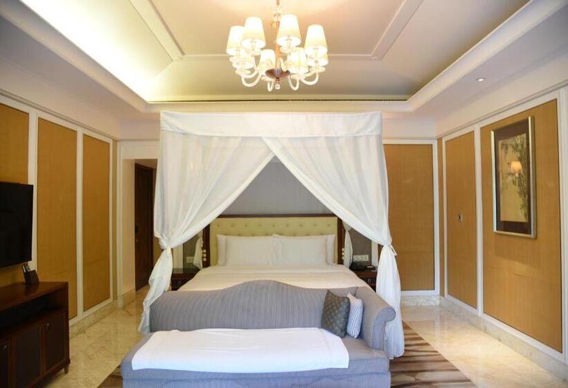 Вилла 3 Спальни с Бассейном, Wanda Reign Resort & Villas Sanya Haitang Bay