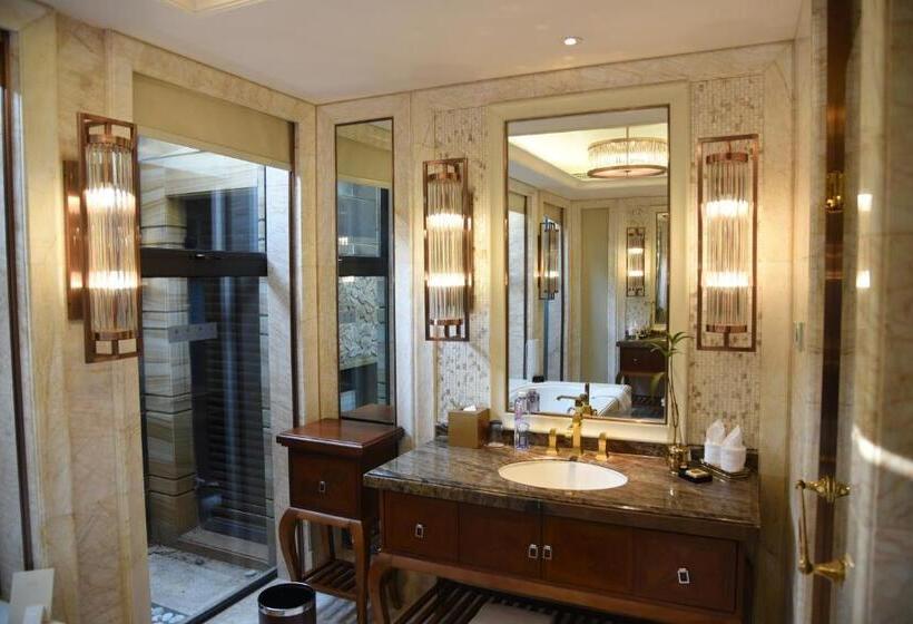 Вилла 3 Спальни с Бассейном, Wanda Reign Resort & Villas Sanya Haitang Bay
