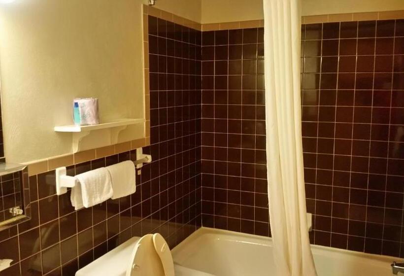 Номер Стандарт 2 Двуспальные Кровати, The Boston Inn