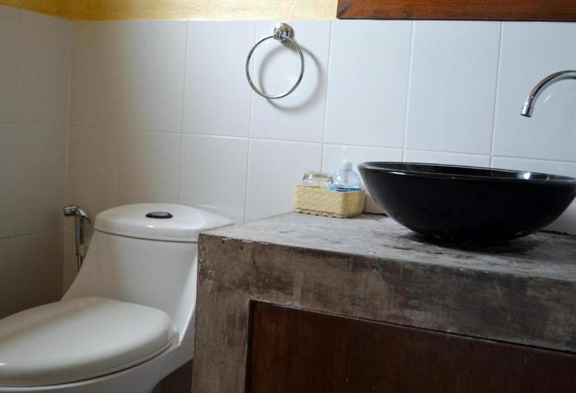 اتاق لوکس با بالکن, De Nawarat Chiangmai Boutique Apartment