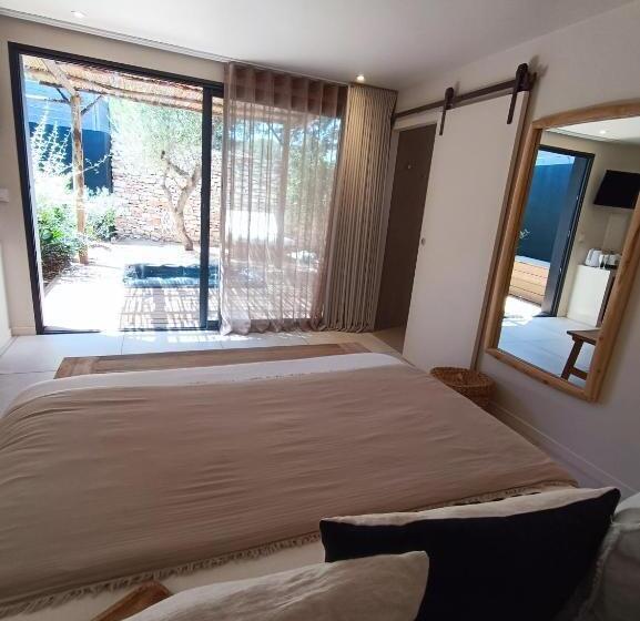 سوئیت با وان آب گرم, Hôtel Les Suites Du Maquis