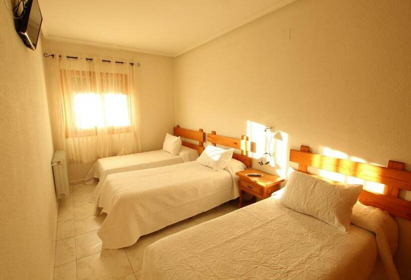 Номер Стандарт Трехместный, Hostal Sierra De Gredos