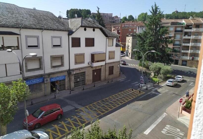 Трехместный Номер Стандарт Вид на Сад, Hostal Sierra De Gredos