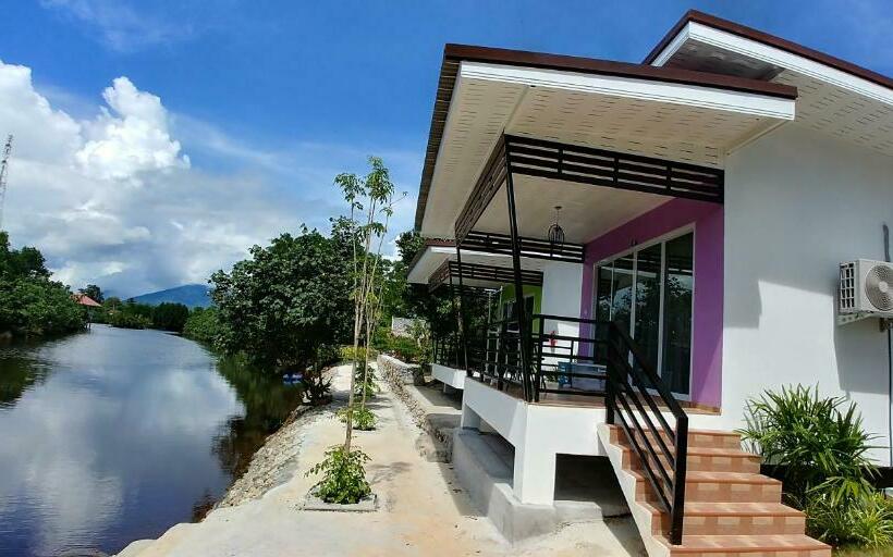 Номер Deluxe, โรงแรม ทิพย์บุรี ริเวอร์ไซค์
