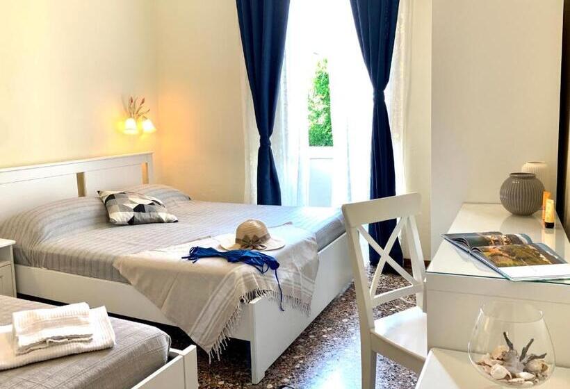 اتاق ساده سه‌ نفره, Baia Di Levanto