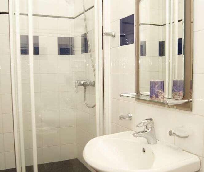 اتاق راحتی, Dynasty Apartments