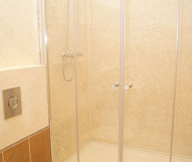 اتاق لوکس با بالکن, Dynasty Apartments