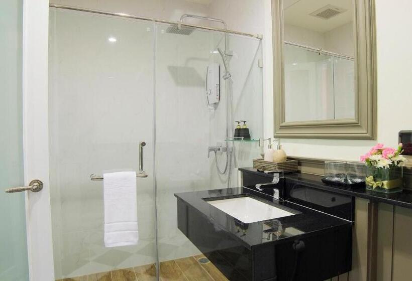 اتاق سوپریور با تخت بزرگ, The Raya Surawong Bangkok