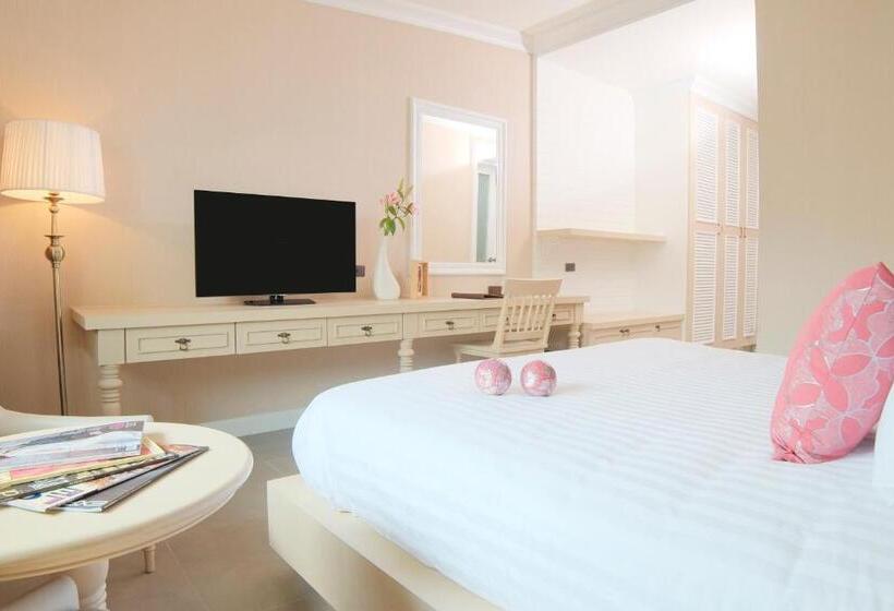 اتاق سوپریور با تخت بزرگ, The Raya Surawong Bangkok
