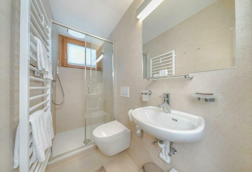 Quarto Estandar, Garni Tramans