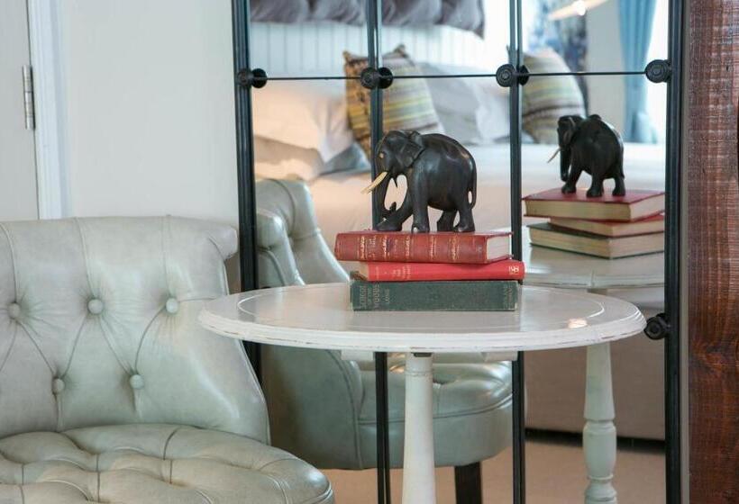 Номер Deluxe, The Elephant At The Market